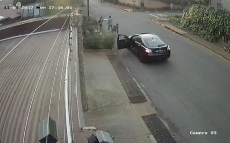 Προσπάθησαν να την κλέψουν αλλά το περιεχόμενο της τσάντας της έδωσε… υπερδυνάμεις (βίντεο)